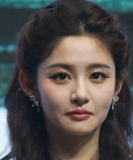 她怎么人山人海的，缺了点辨识度​​​