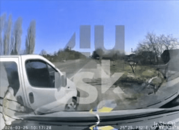 这两段视频真实的记录了乌军征兵人员，被讨厌的程度。第1段画面中，一辆征兵办的车