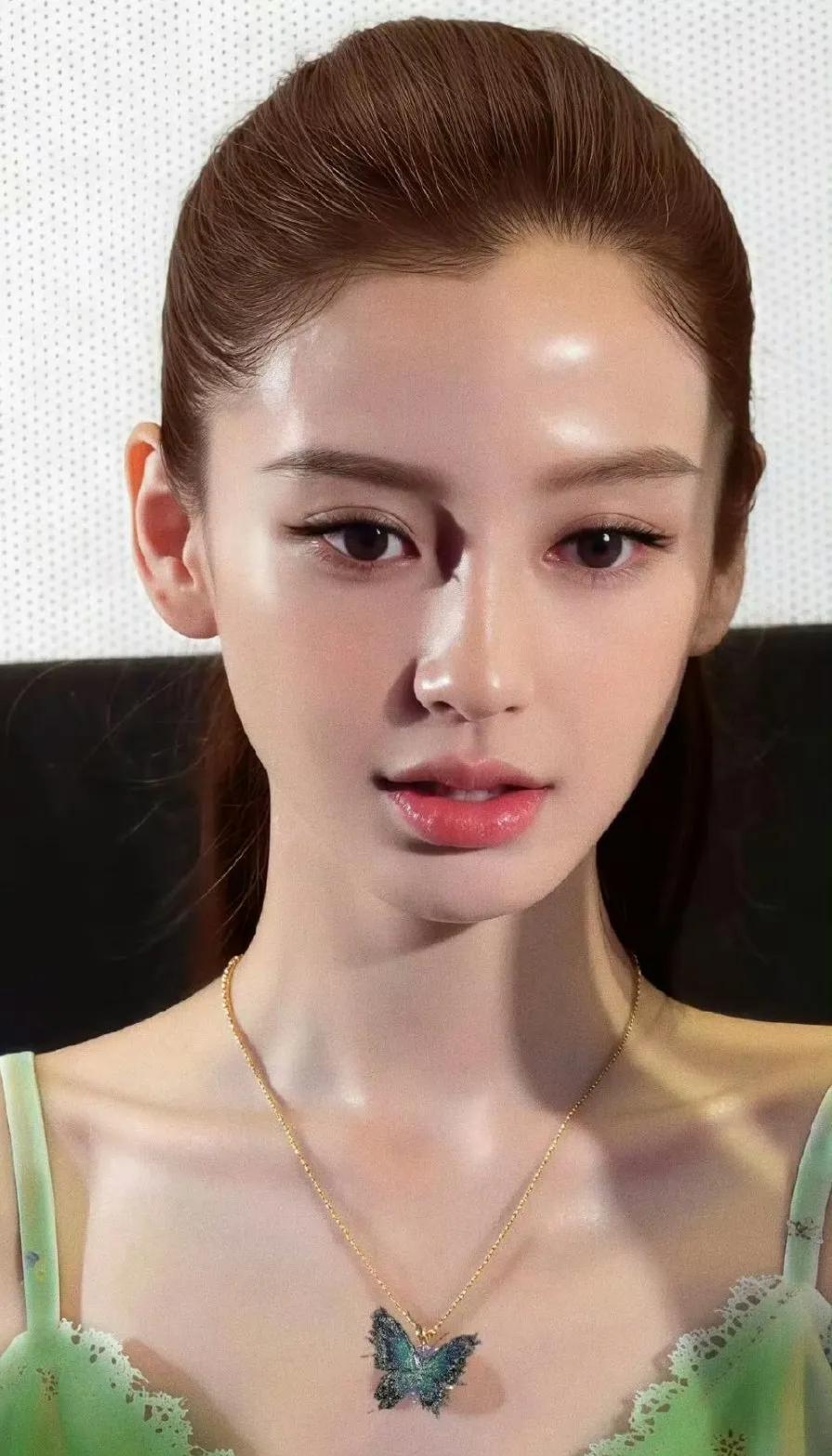Angelababy的五官堪称完美，精致度爆表，一颦一笑都像从画中走出的仙子。