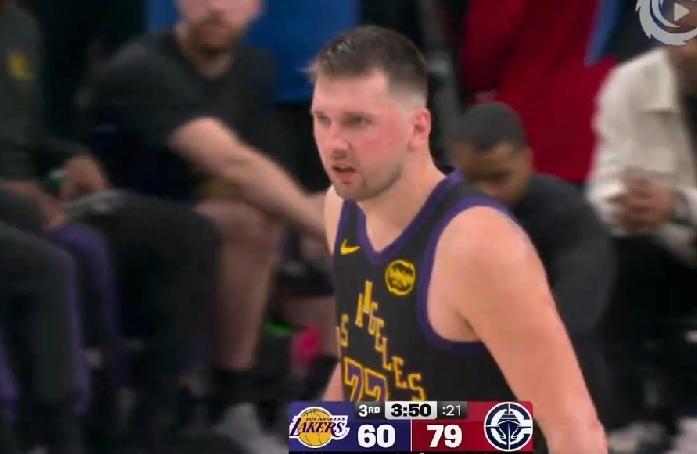 大刷四方！洛杉矶德比湖人败北，东契奇32分+11板+8助+3断，数据有了，正负值
