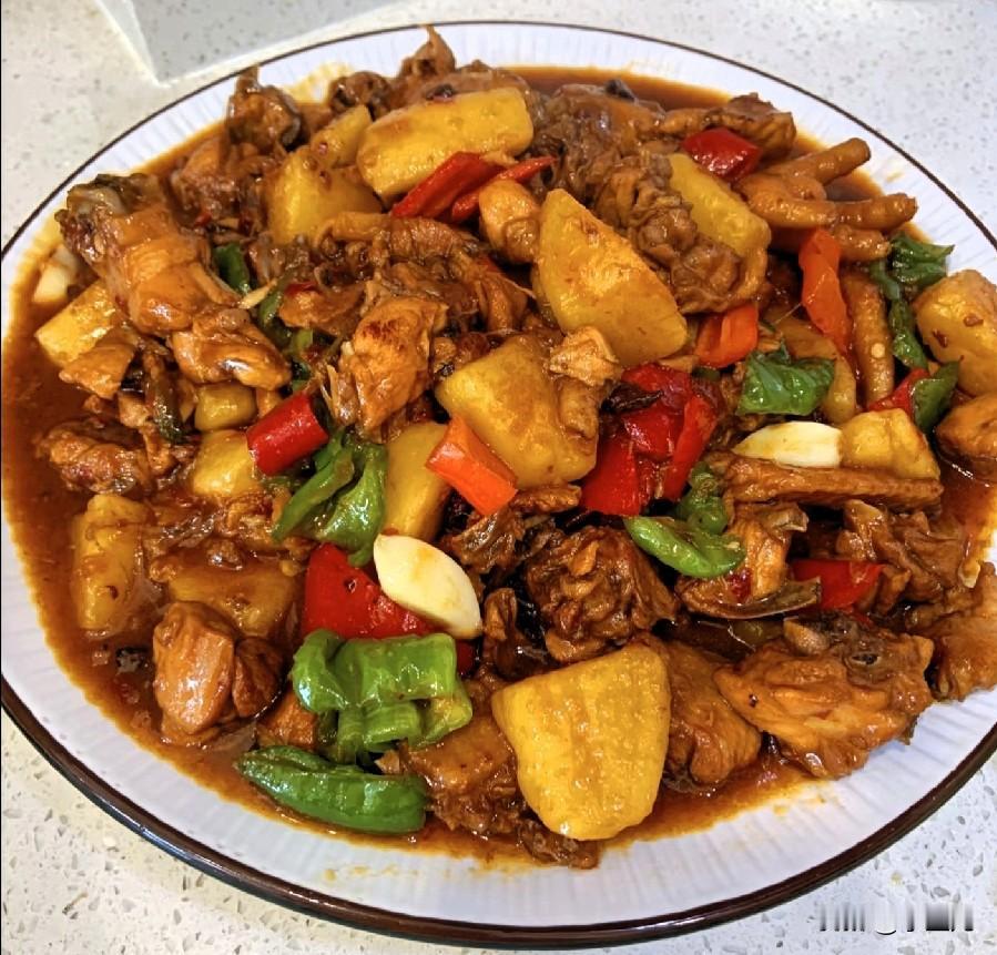 宝子们，今天晚餐怒炫大盘鸡，香到舔盘谁懂啊！鸡块炖得油润入味，咬一口嫩到爆