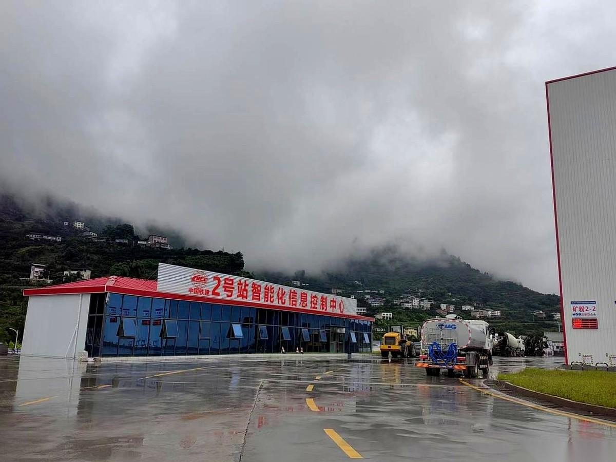 一个电话，500万的高铁项目就砸我朋友小苏头上了。电话那头，是他舅，一个中字头