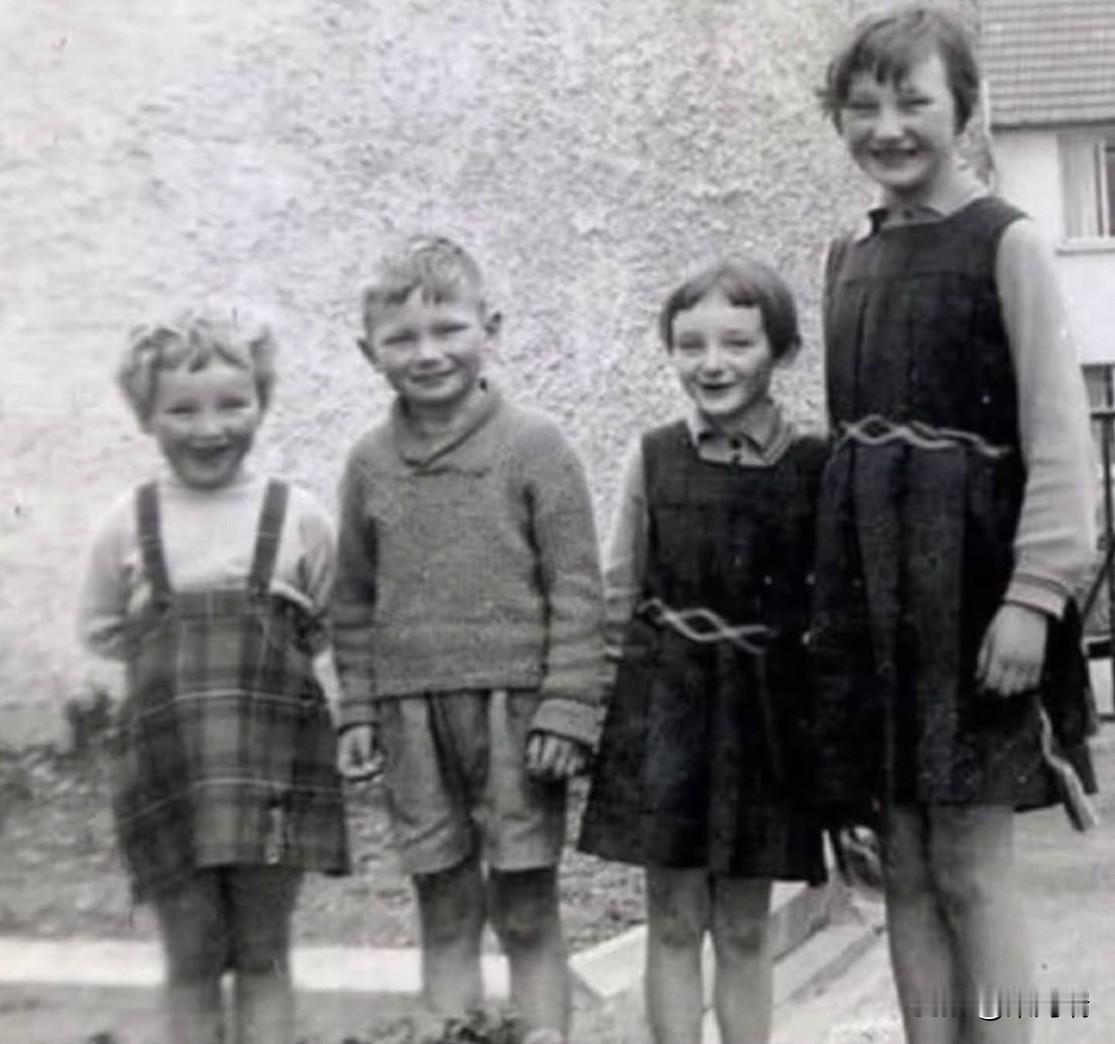 1960年，利亚姆·尼森和他的三个姐妹在北爱尔兰的家门外合影。他在四个兄弟姐妹
