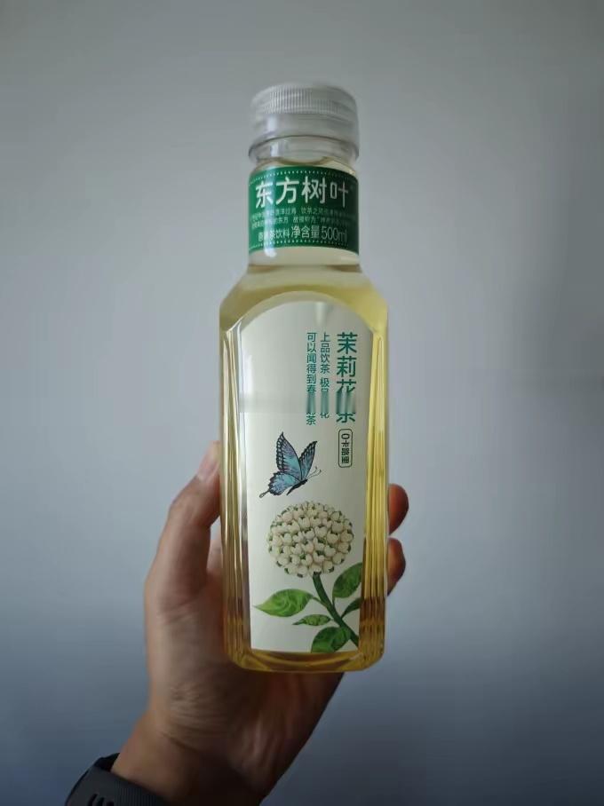 东方树叶的逆袭堪称商业经典。2011年面世时，行业普遍追捧高糖饮料，它坚持零糖、