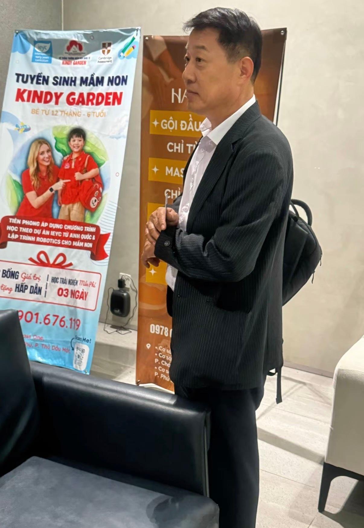 西安赛格称事发后全力配合救援西安赛格60岁老板严鹏走了。奖过几十辆奔驰给员工，却