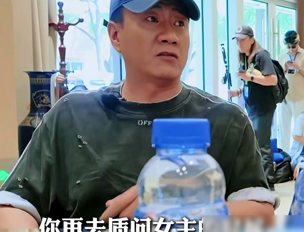 黄圣依对着一句台词死活过不去，把现场憋得没人吭声。胡军和李乃文连剧本都没翻，就站那儿看了一遍，直接告