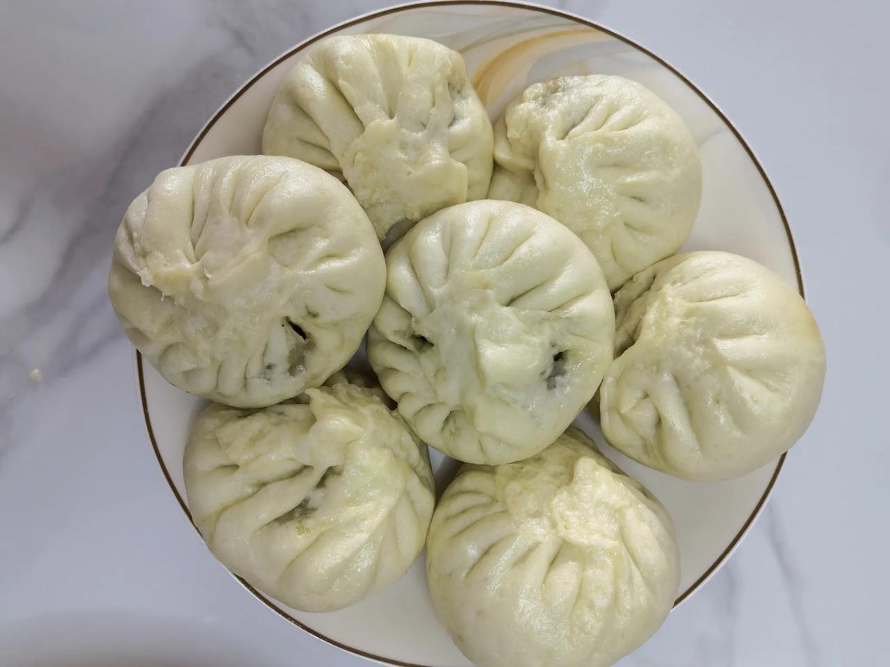 午餐今天中午我和爱午餐比较简单，牛肉萝卜缨馅包子好吃不腻。牛肉萝卜缨搭配得妙