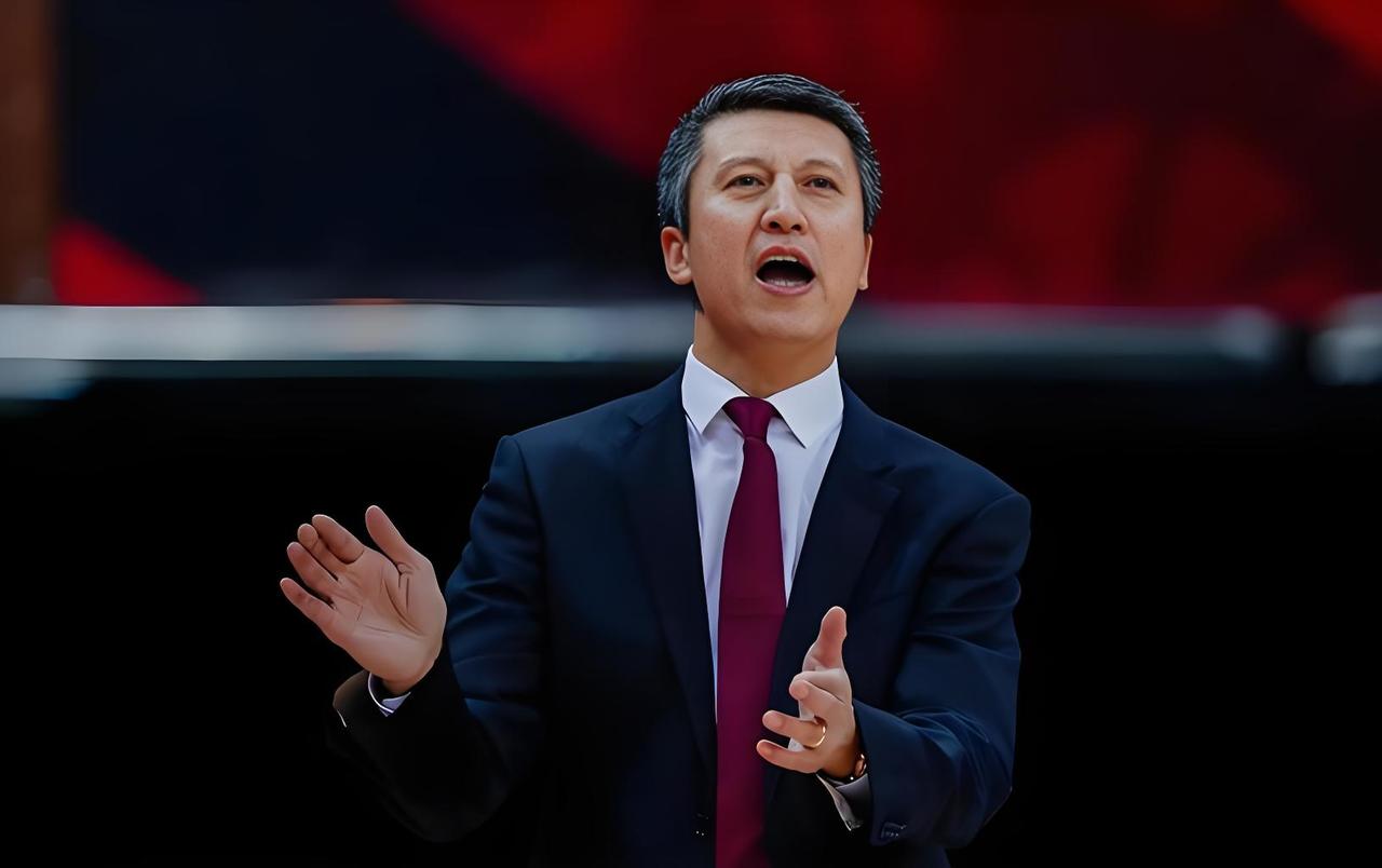 你说这事奇怪不奇怪吧？大家什么时候见过NBA的教练，对着自己的球员一顿的训斥呢