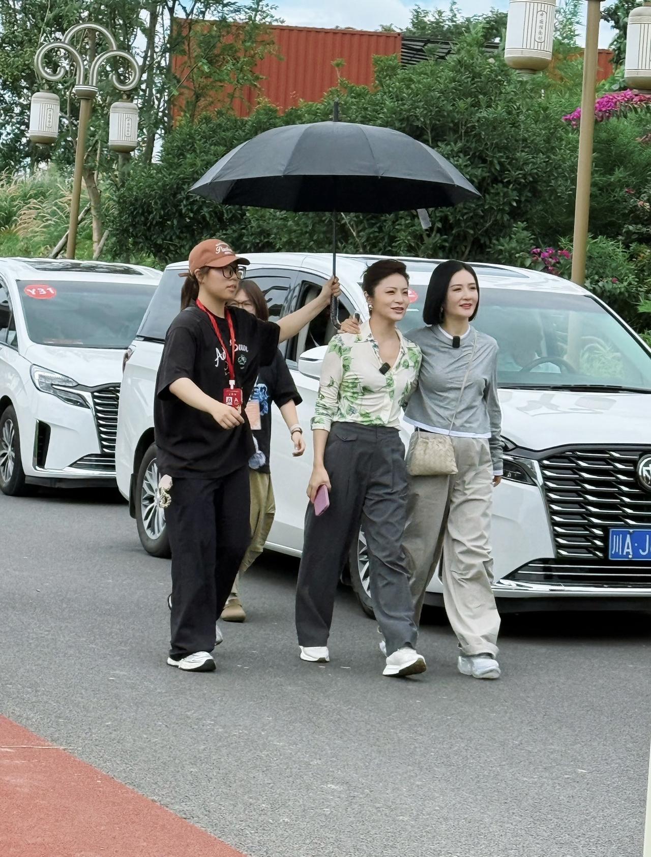 近日，谢娜回四川中江老家被老乡偶遇，她与侯佩岑同行，两人有说有笑的画面。谢娜