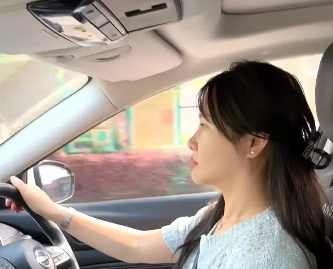 闺蜜拿证8年第一次上高速回来后告诉我说感觉开高速也没想象的那么难起码