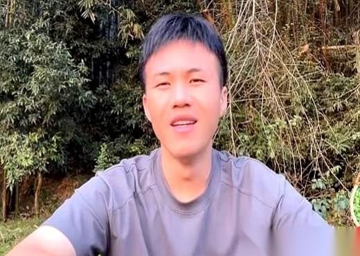 把亲弟弟、亲妹妹问自己借钱的事儿，挂到网上，问几万个陌生人该不该借。这操作，我