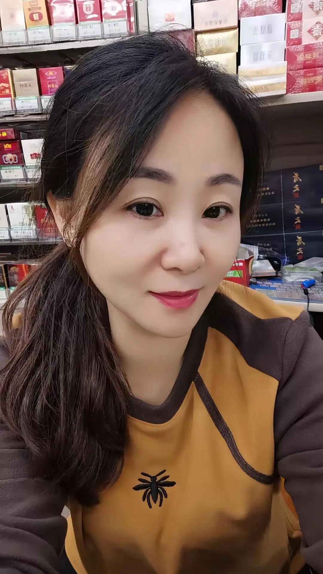 每天都是烟酒的陪伴，烟酒店上班的一天。