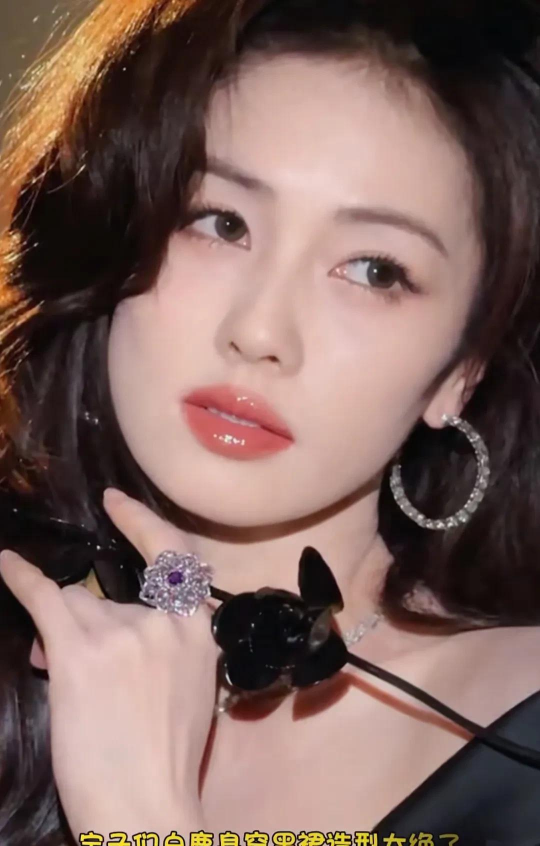 白鹿穿黑色露肩修身裙秀婀娜身材。近日，白鹿的一组时尚大片释出，她身着黑色露肩修身