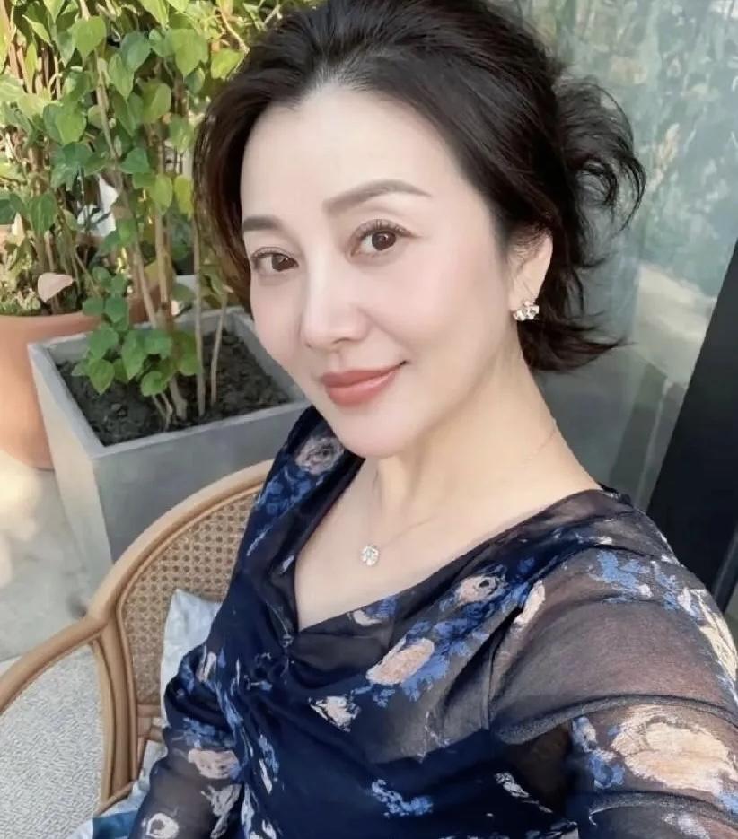 老婆的前夫昨晚去世了。今早，她说她得过去帮忙，我没同意。我说你们都离婚五年了，我