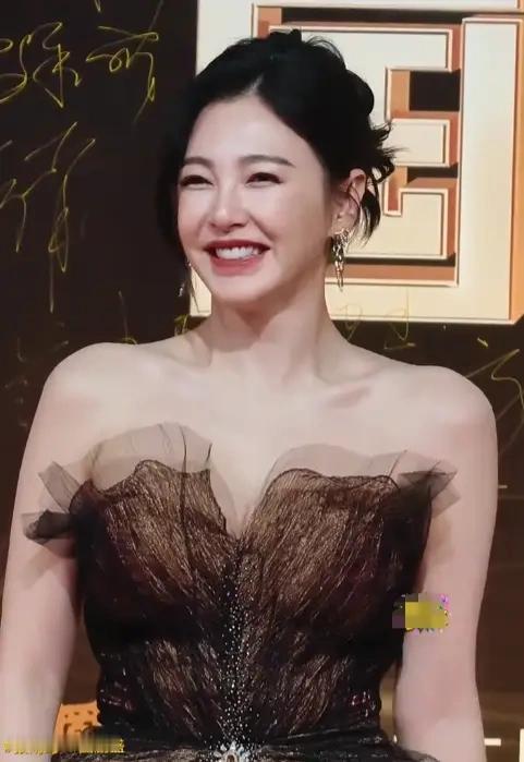 张雨绮对她自己的脸做了什么啊？完全变样了，认不出来了。感觉有很多明星的影子。