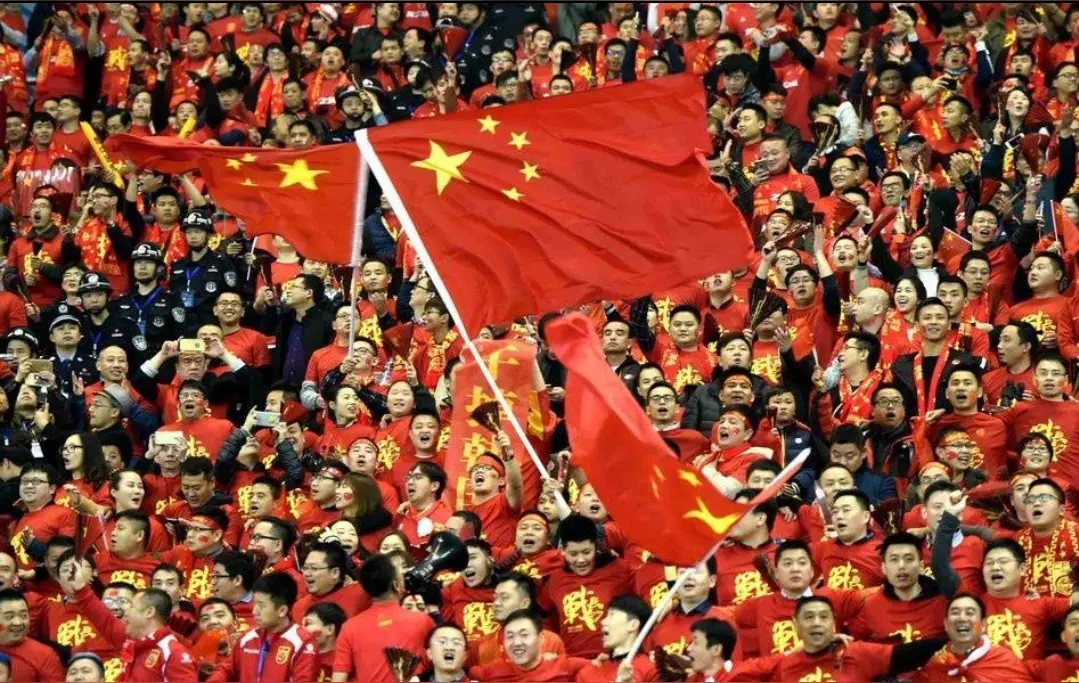 3亿球迷怒了！给足协权力“上枷锁”，中国足球要变天？近日，足球圈发生了一件大事！3亿球迷齐心协力，给