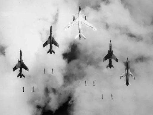 只靠空袭是无法赢下战争的，美国如今连登陆伊朗的底气都没有1965年的美国，国