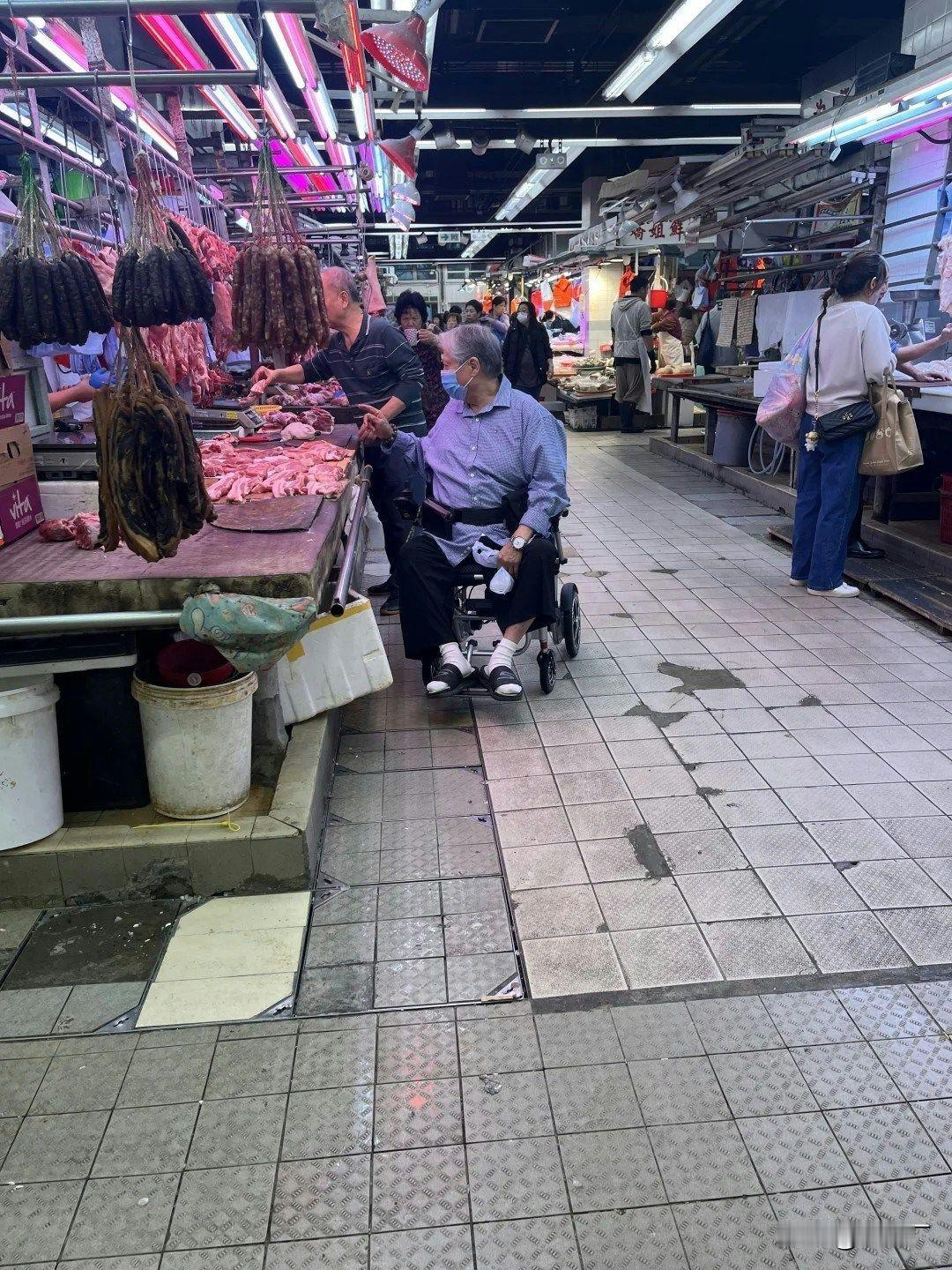 咱就是说洪金宝最近状态好到离谱！整个人直接回春了，怪不得网友都怀疑他打了什么神秘