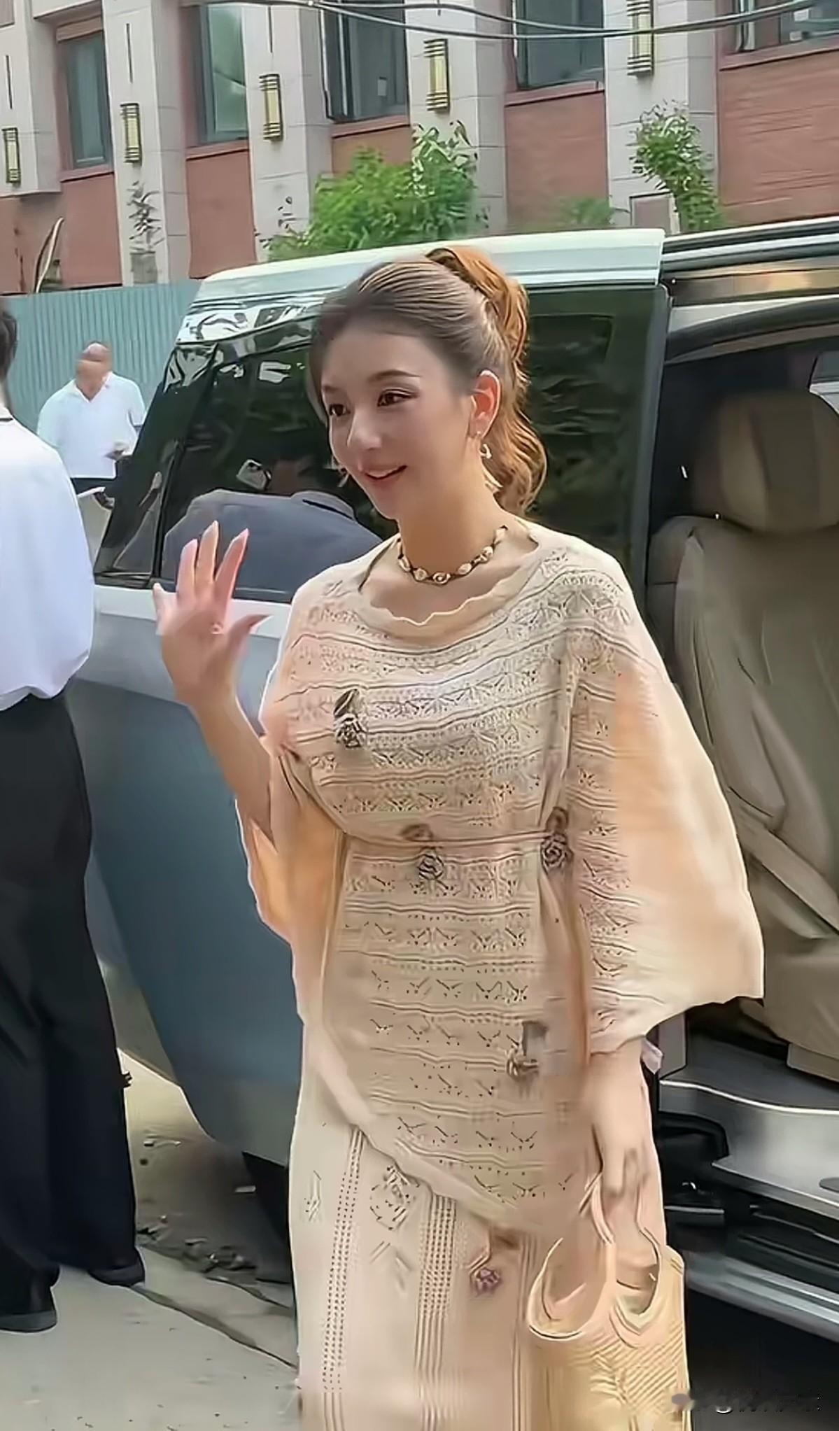 优雅，漂亮与时尚并存，天王嫂的气质已经拉满了。说她是四大天王嫂里面最靓的一个有人