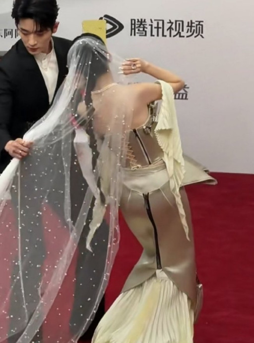 周也头纱太长被勾住了，好危险差点被绊倒，丞磊真的太绅士了，看到后立马去帮忙整理