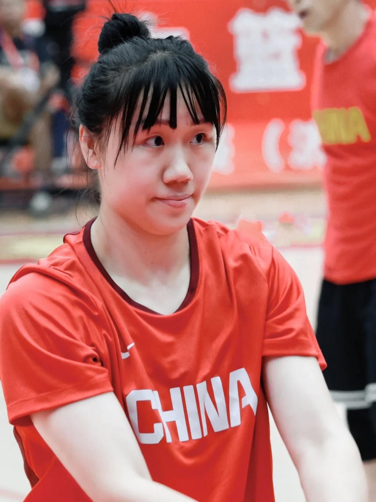 贾赛琪终于正式代表中国女篮了！贾赛琪，是1998年生人，在这一批中国女篮球员