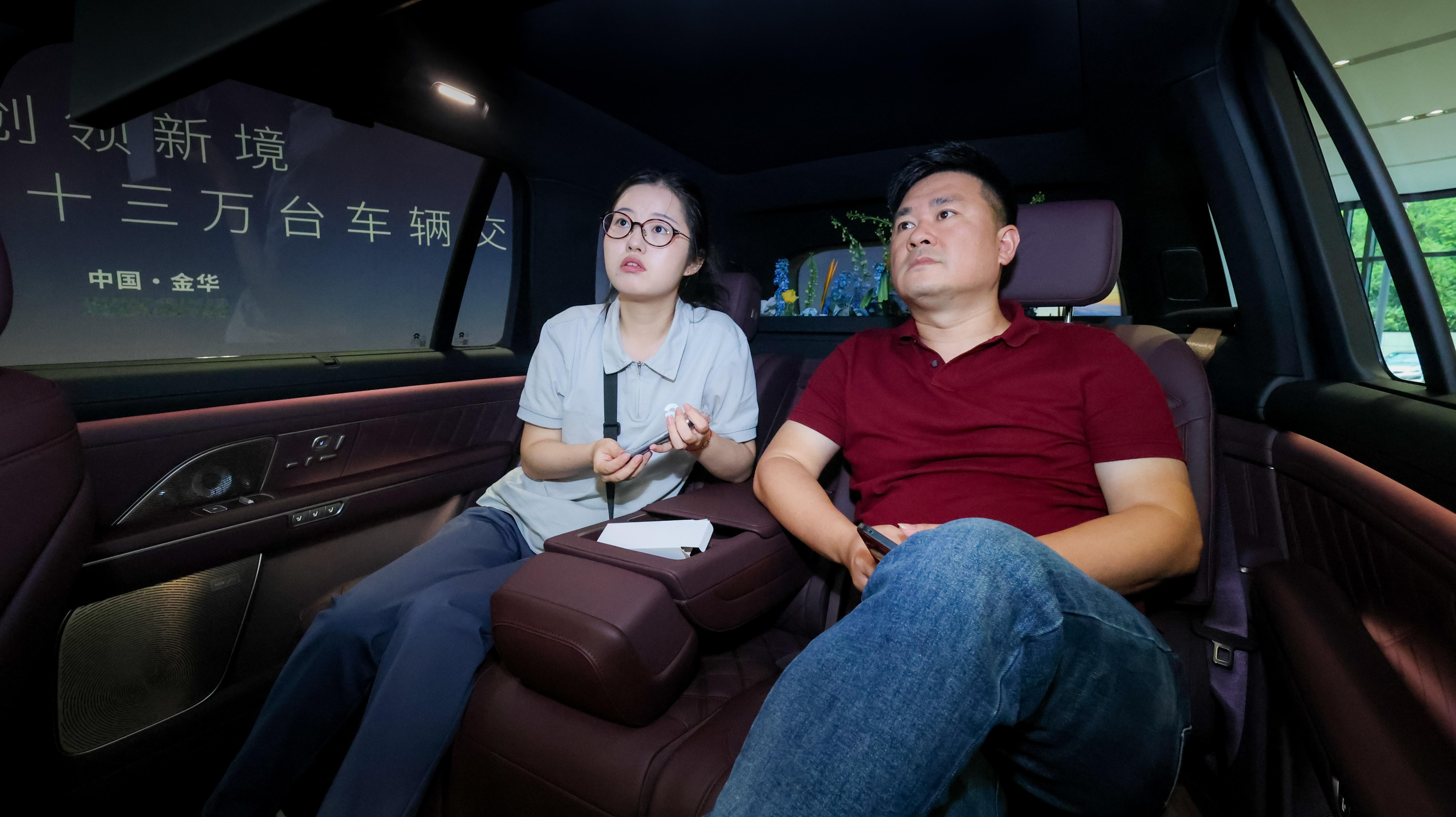 周末我哥刚和我说想买台es8，全新蔚来es8就迎来了第13万台的交付！我哥他原来