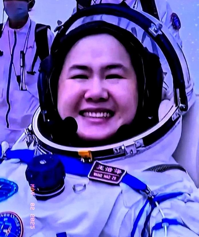 神舟飞船返回舱着陆后一般不会刻意在地面扶正后再让航天员出舱，主要有以下原因：