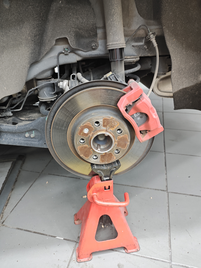 买了一年的星瑞来补胎发现这里生锈了这正常吗