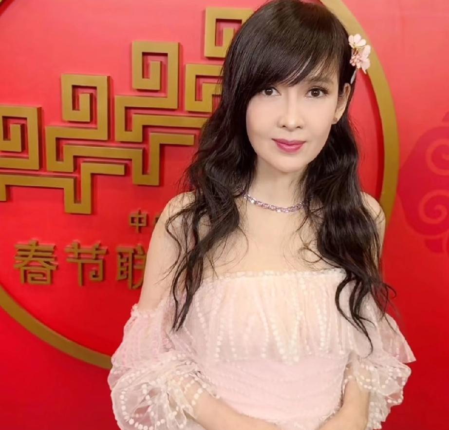 58岁周慧敏春晚露面，一秒击碎你对“冻龄”的幻想，这根本是逆生长！粉裙长发一站