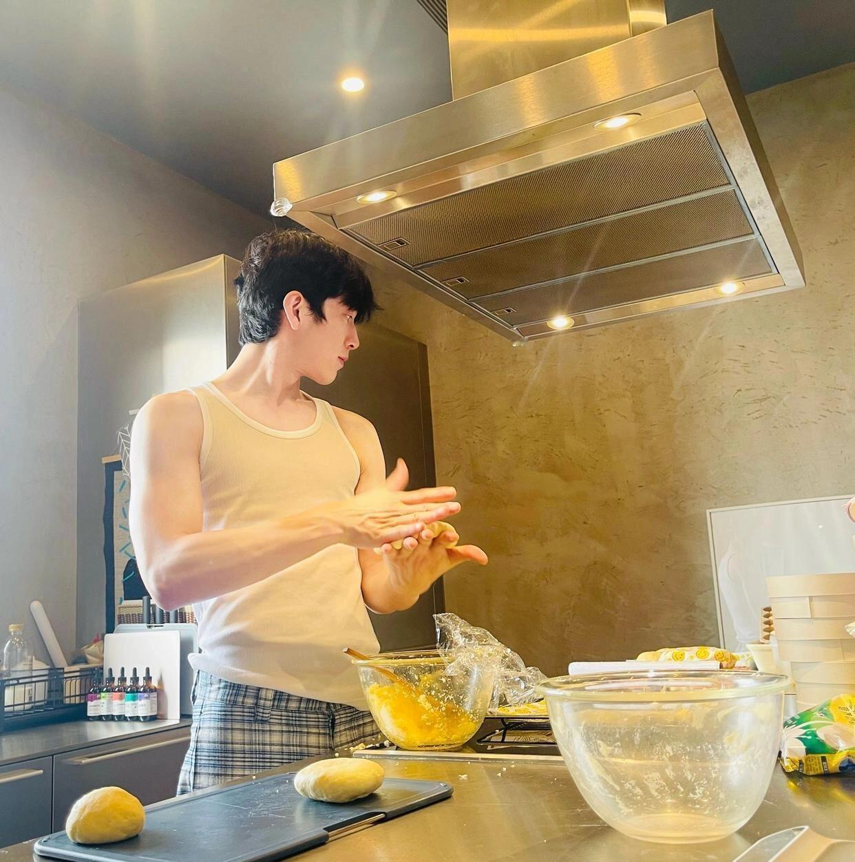 37岁井柏然的家，把极简美学刻进骨子里。全屋水泥墙自带清冷滤镜，高级感直接拉满，