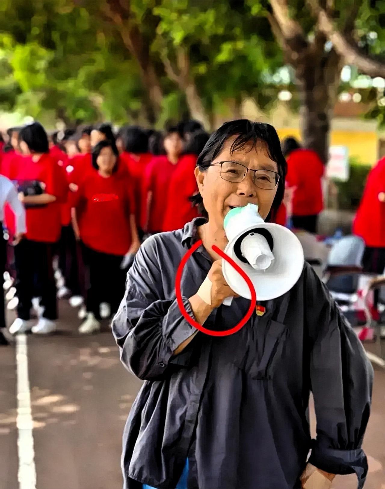 家人们，听我亲戚说，网上对张桂梅校长的报道，那都还没把她的伟大劲儿全展现出来！