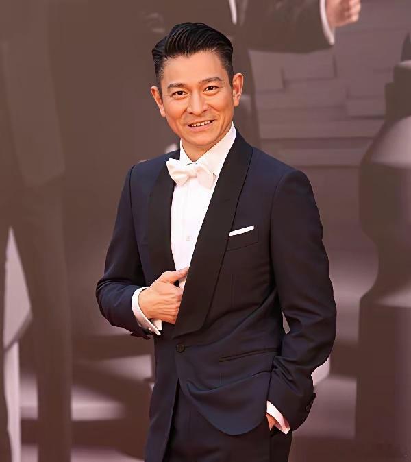 刘德华和谭咏麟,谁的唱功更好?​谭咏麟和刘德华又都开演唱会了，两个老家伙又杠上了。​说句找骂的：论唱