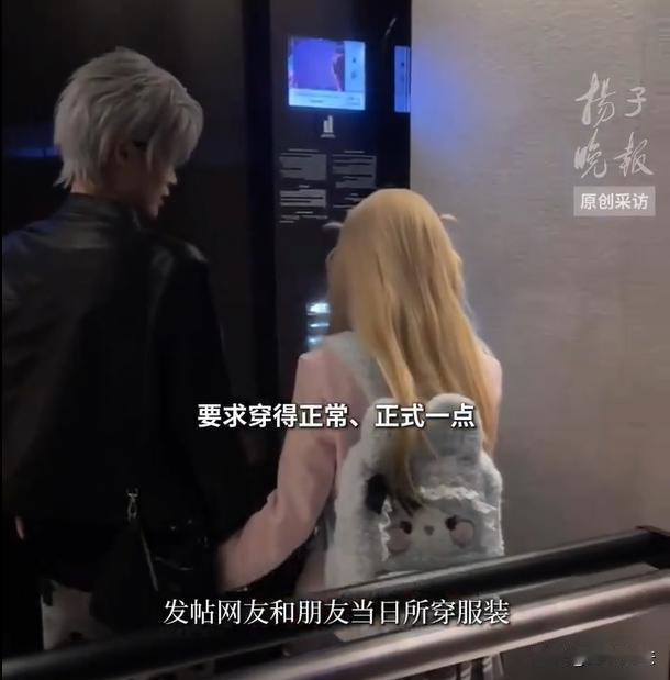 长沙，女生跟朋友喜欢二次元的元素，就穿着这类型的漂亮衣服准备去酒店喝下午茶，没想