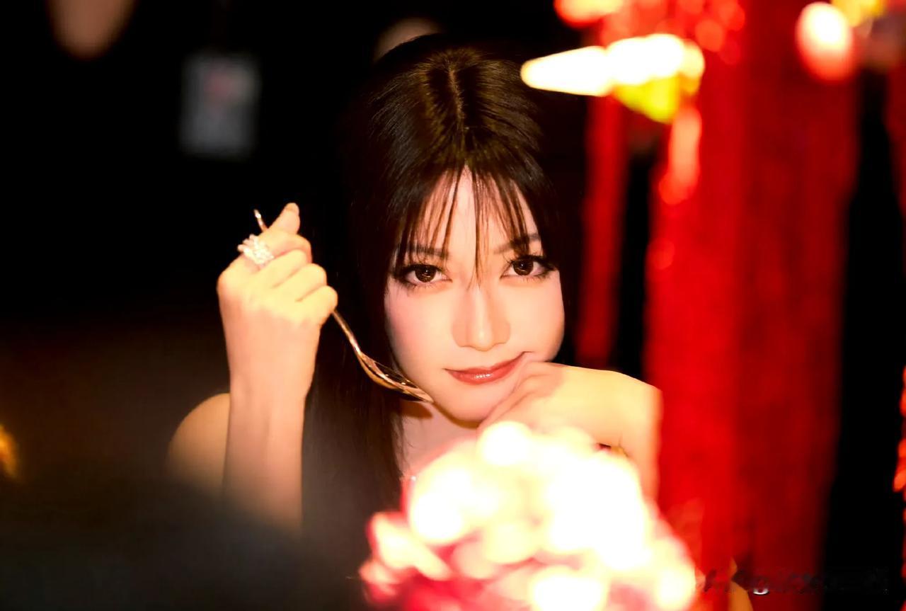 20日迪丽热巴释出的一组美图太绝了！一头黑长直的她化身傲娇学姐，青春灵动得不