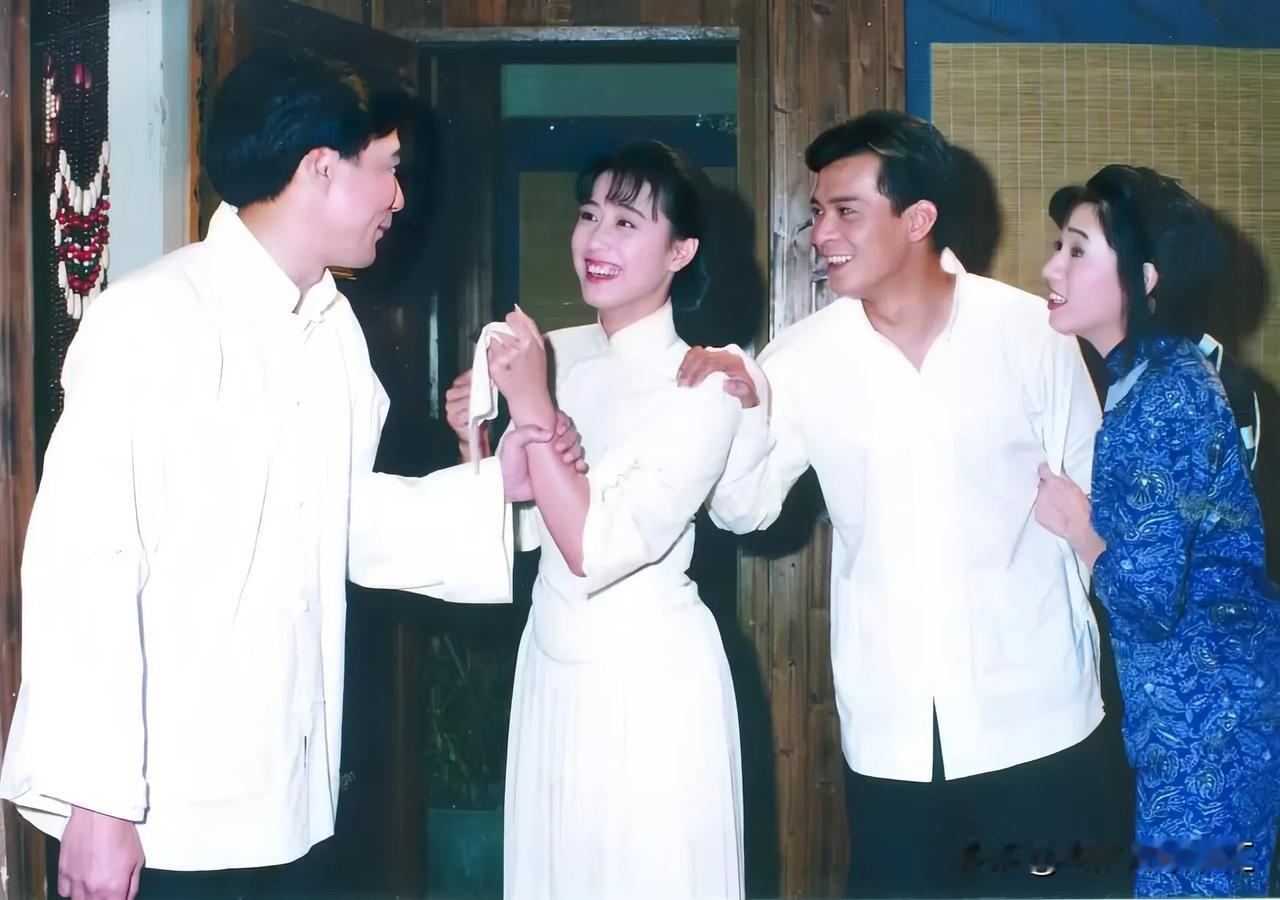 照片里的四位明星如今只剩黄日华在世，其他三位已经故去人生如白驹过隙，当我们看到