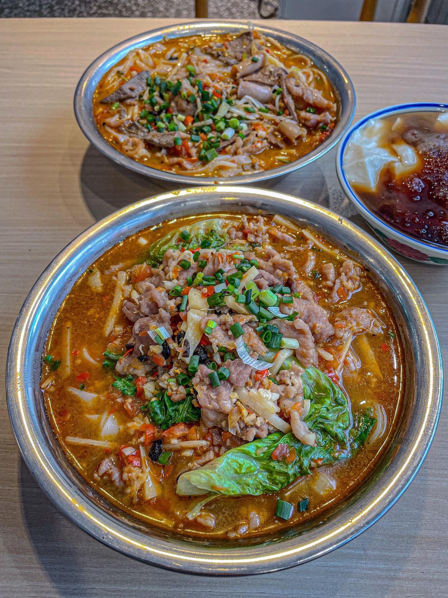 广西不止有螺蛳粉还有老味深夜食堂不止螺蛳粉！南宁中山路的老友粉酸辣开胃，梧州冰