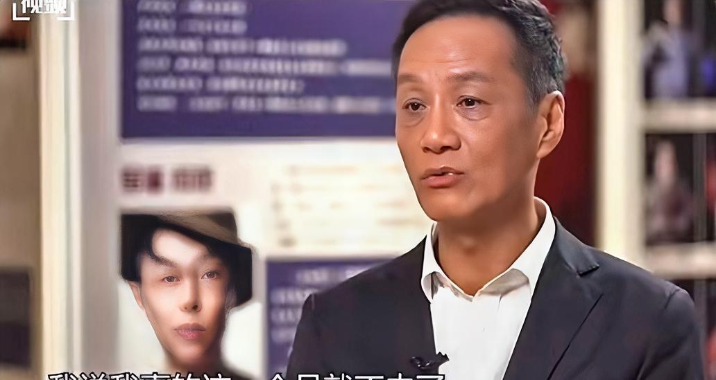 七岁那年，他成了真正的农民。锄头比他还高，冬天雪没膝盖，但他觉得那是阳光灿烂的