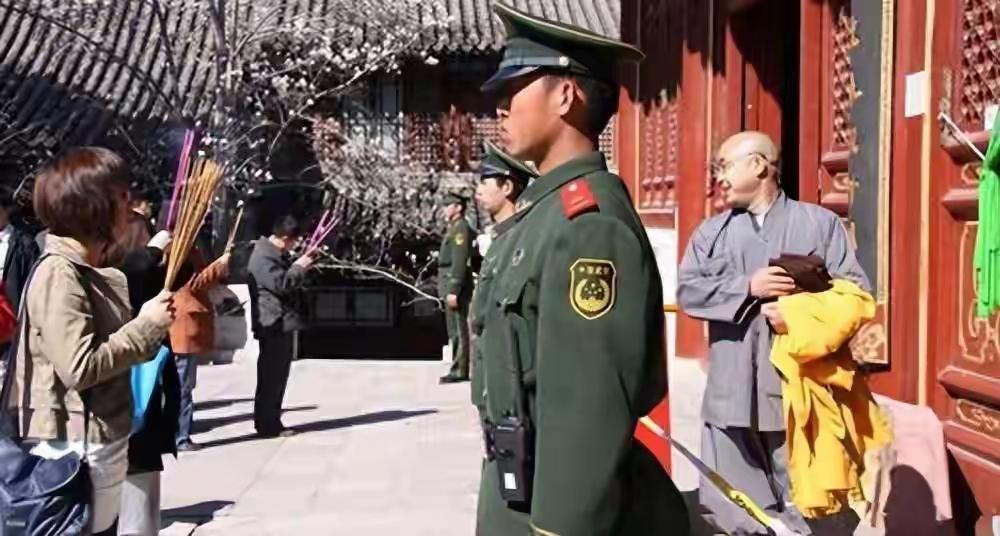 北京西郊有座潭柘寺，面积才2.5公顷，4A级景区。放在全国寺庙里排，真不算大。可