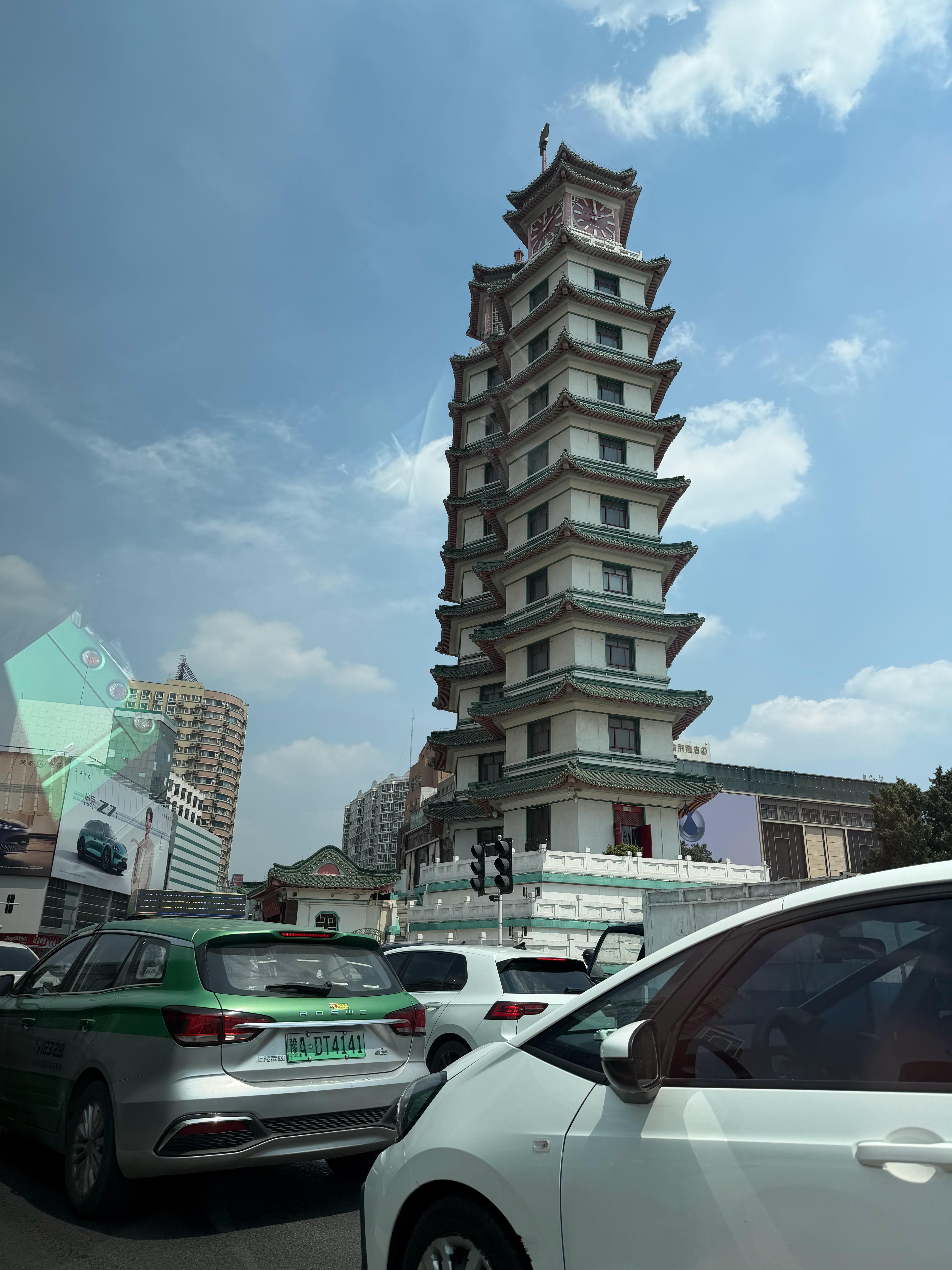 为什么说各行各业都在倒退呢？举个例子：自从各地的出租车和网约车都换成电车以后每次