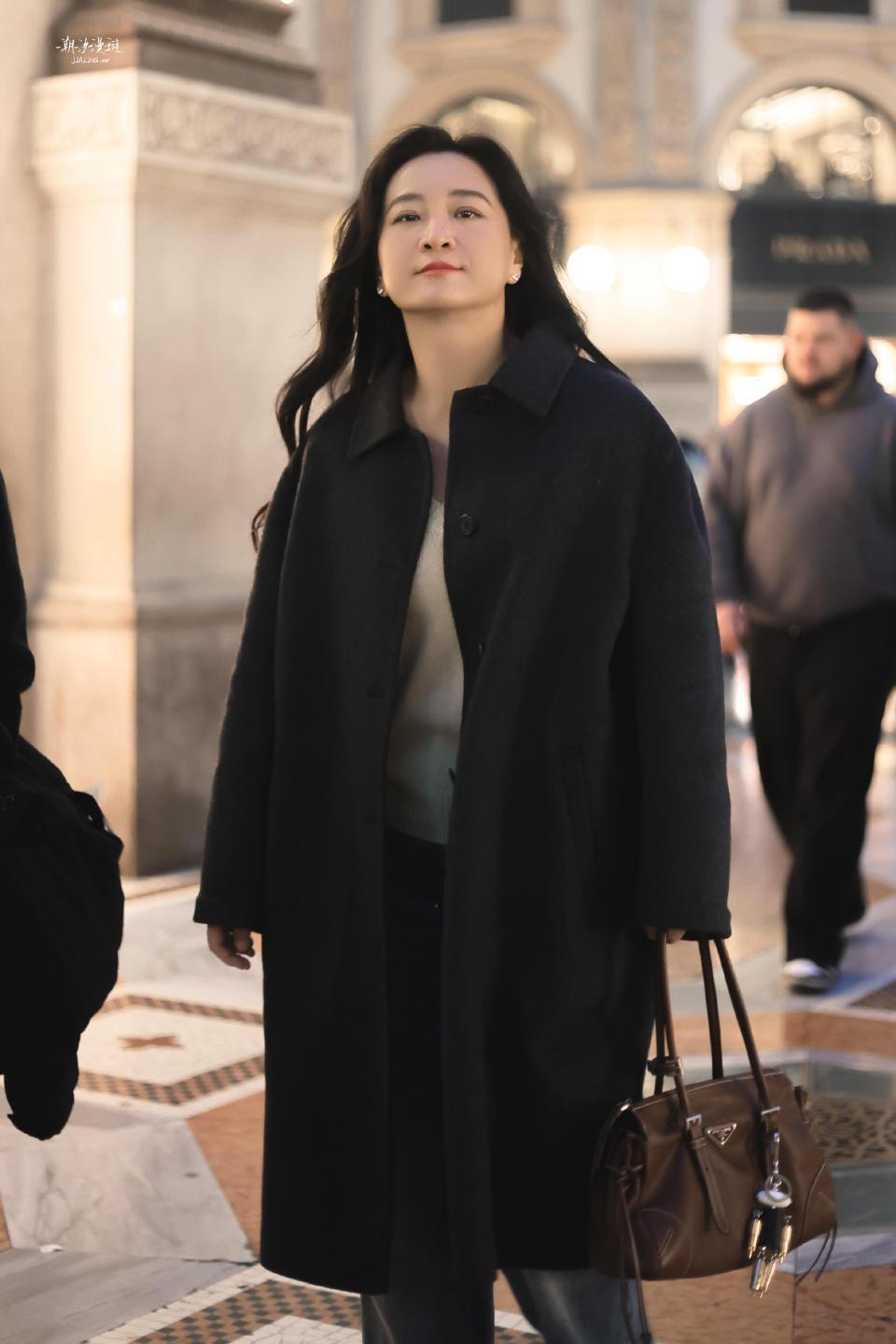 贾玲米兰街头路透，瘦身成功后，气场两米八！米兰街头的她，每一步都走出了国际范儿～