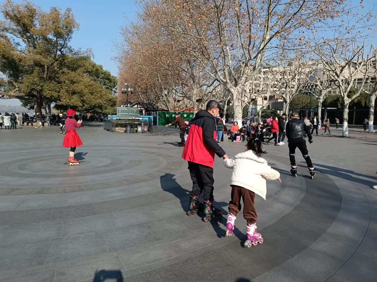 岁月如梭四季更迭，转眼间冬天已经来临！杭州的冬天很难见到西湖十大美景之一断桥残雪