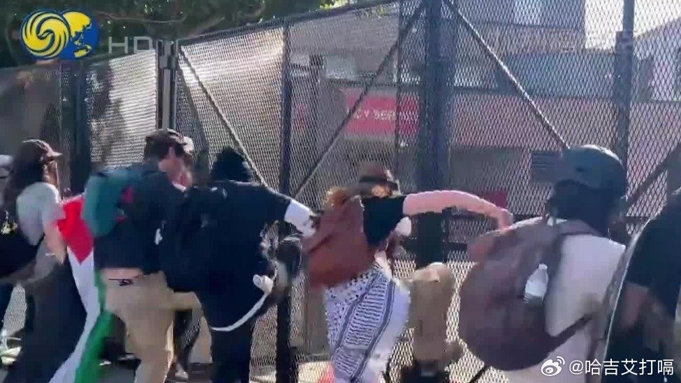 凤凰新闻【全美“无王”抗议升级：洛杉矶上千人包围政府大楼，得州示威者与警方冲突】