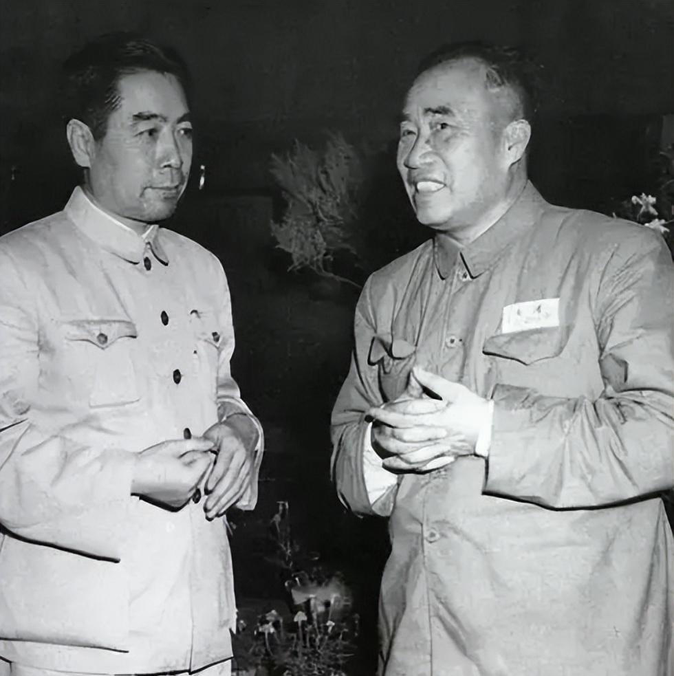 周总理火化前最后一天，九十岁朱德身着军装，含泪敬礼与老友告别，他们的深厚情谊令人