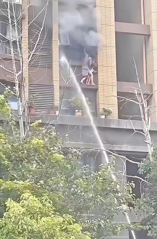 经常听人说消防一线有大量劳务派遣人员，这事儿真该抓紧整改。这虽然是一个优点，但