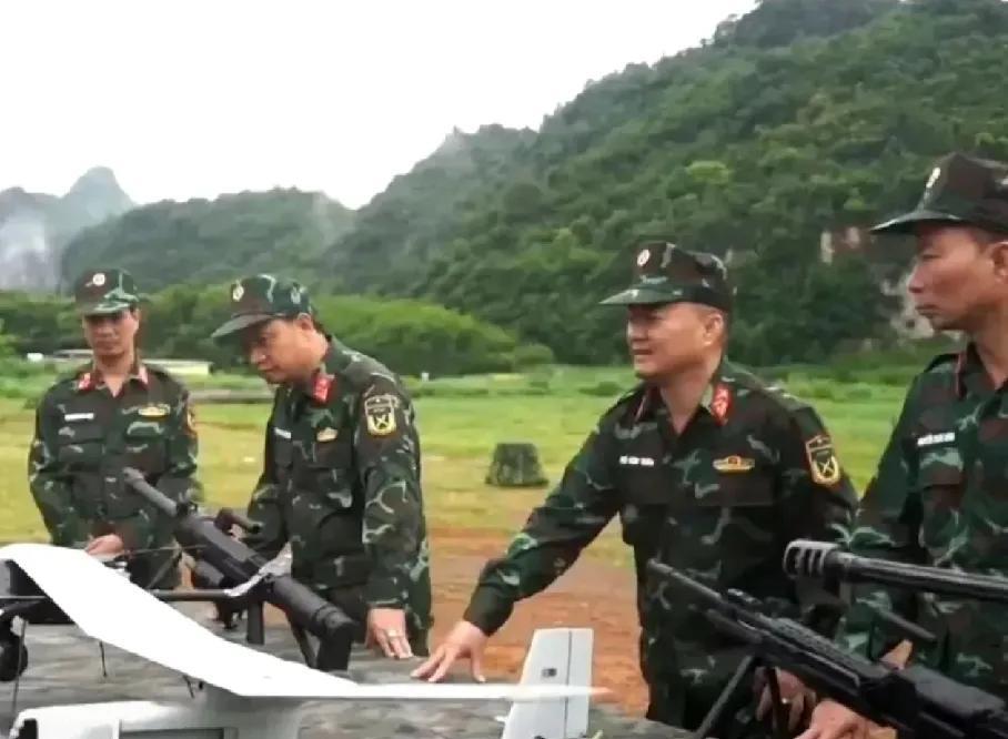 越南军事大V：解放军的装备“征服”了越军的心，即便我们的军官大戒指很亮眼21日
