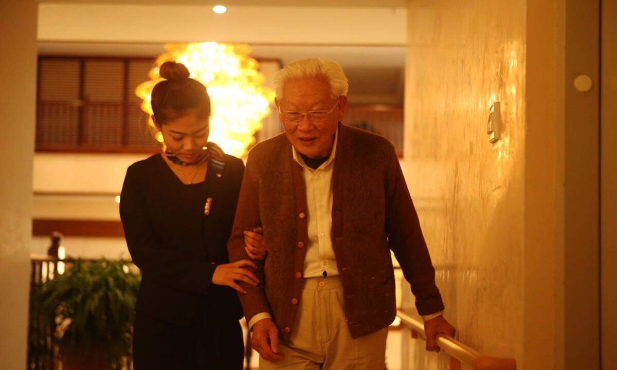 老人该不该把存款交给子女？这位老人的做法聪明又有效不少老人晚年纠结，手里积蓄