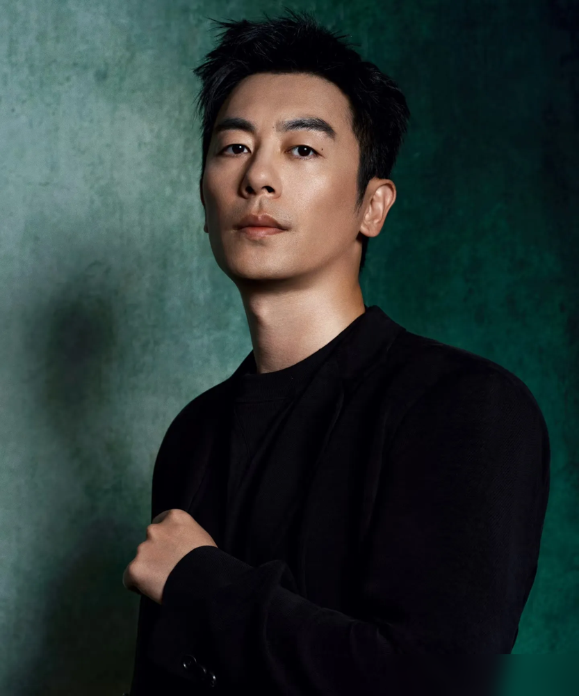 何炅让他抱吴昕，他扭头就去找何老师。全场笑疯了，何炅嘴快，来一句：你是觉得吴昕比我重很多？朱亚文不接