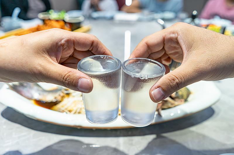 同样是高度烈酒，伏特加能风靡全世界，白酒却基本只有中国人爱喝，核心差别在口感、饮