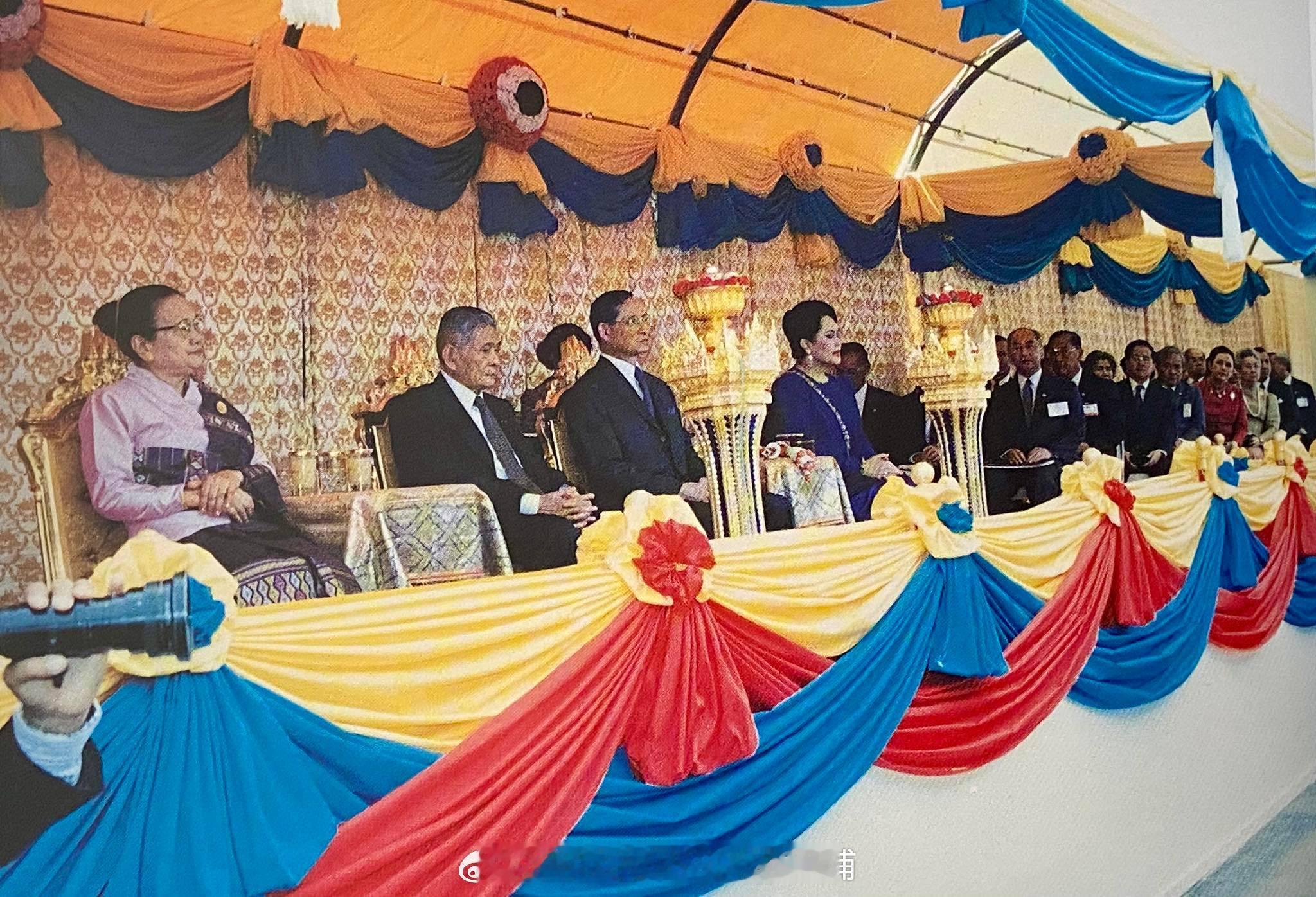 王室王室泰国王室暹罗往事1994年4月8日，九世红唇姐和大婶，出席泰老友谊大桥