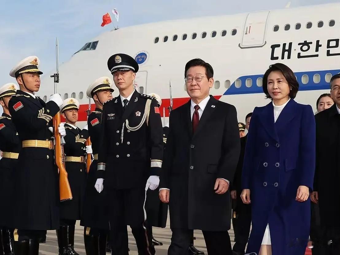 中国又要迎来一股韩潮！李在明和夫人这手牌打的是真漂亮，把韩国掌财大佬全部带到